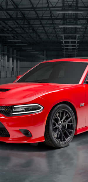 紅色Dodge Challenger SRT Hellcat喺一個有鋼樑嘅倉庫入面。