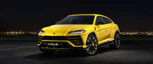 黃色林寶堅尼 Urus SUV 夜間停泊，背景有城市燈光 — 林寶堅尼 4K 壁紙