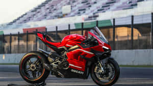 紅色Ducati運動電單車在日落時停泊在賽道上。