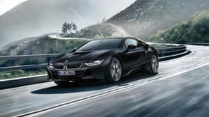 黑色BMW i8在山路上高速行駛，帶有模糊動感和霧氣繚繞的山丘。 — 本田 壁紙