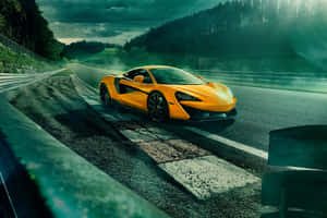 黃昏時分，橙色McLaren賽車行駛在山路上。
