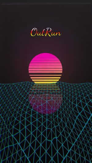復古電子遊戲標題 OutRun，帶有風格化的日落，背景是發光的網格景觀。