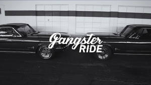 兩輛經典肌肉車停放在車庫中，帶有「Gangster Ride」文字。
