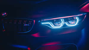BMW M 車頭在黑暗環境中帶有發光的藍色和紅色霓虹頭燈。