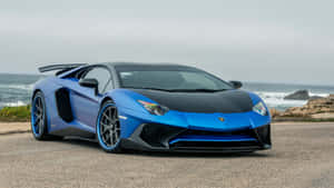 藍色林寶堅尼Aventador停泊在海洋海岸邊。