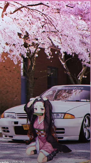 身穿粉紅和服的動漫女孩跪在白色跑車旁，櫻花樹下。