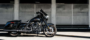 黑色Harley-Davidson電單車停泊在混凝土天橋下，配有金屬圍欄。 — 機車 壁紙