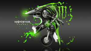 綠色和黑色的越野電單車做出翹前輪動作，帶有Monster Energy標誌和潑濺。