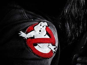 深色牛仔外套上的Ghostbusters標誌布章與黑色頭髮。