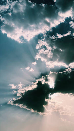 在戲劇性的天空場景中，陽光穿透烏雲。
