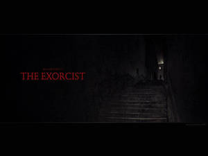 帶有紅色電影標題《The Exorcist》和遠處剪影的暗色樓梯。
