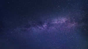 銀河系在黑暗的夜空中閃耀著紫色和藍色的星星。