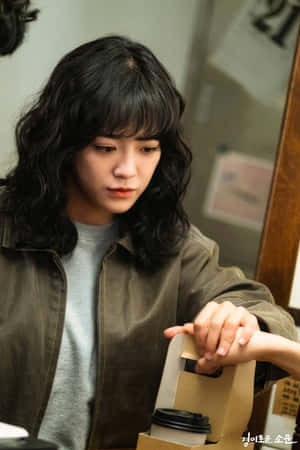年輕女性在室內專注地拿著咖啡袋 — 幽遊白書 GIF 壁紙
