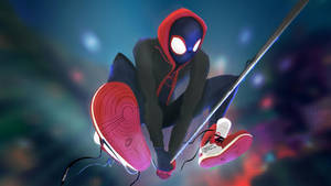 蜘蛛俠 Miles Morales 在夜晚色彩繽紛的城市中擺盪。