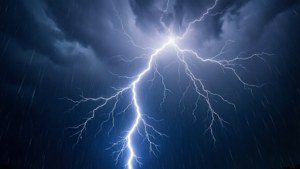 一道強勁的閃電照亮了帶有烏雲的雨夜天空。