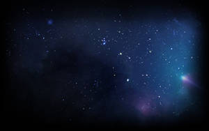 廣闊的星場，色彩繽紛的星雲在深藍和紫色中發光。 — 星空夜 壁紙