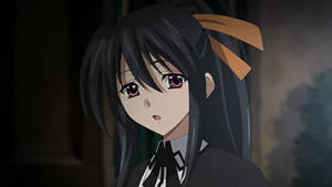 動漫女孩黑髮紫眼，在黑暗的房間裡穿著校服。