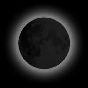 太空中一顆帶有隕石坑的暗月，被發光光暈環繞。