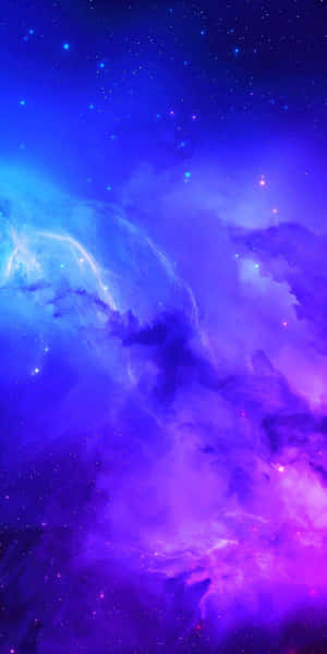 充滿活力的宇宙星雲，帶有旋轉的紫色和藍色雲層以及散落的星星。