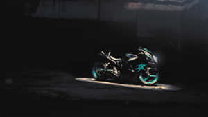 一輛帶有青綠色燈光的黑色電單車停在夜晚的黑暗小巷中。 — 機車 壁紙