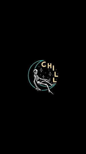 一個骷髏坐在彎月上抽煙斗，旁邊的「chill」字樣發光。