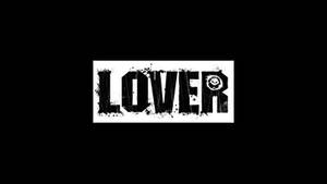 簡潔的黑色背景上，大膽的白色磨損文字顯示「LOVER」。