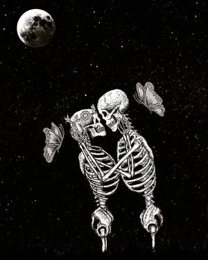 兩個骷髏在滿月下擁抱接吻，蝴蝶在繁星點點的夜空中。