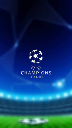 夜間模糊的足球場上方的 UEFA Champions League 標誌。