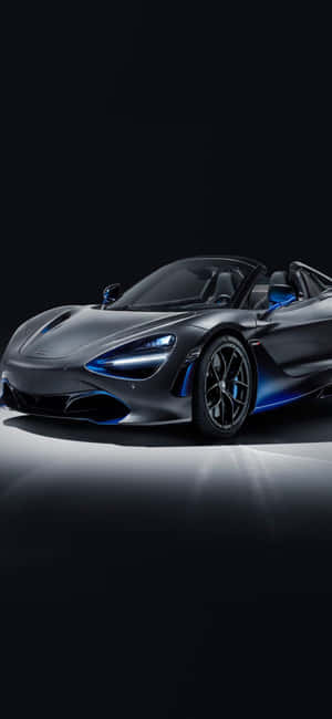 時尚的灰色McLaren 720S Spider，在黑色工作室地板上帶有藍色燈光。 — iPhone 15 壁紙