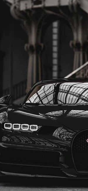 黑色Bugatti跑車在室內反射哥德式建築。 — Pixel 7a 壁紙
