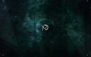一個在深藍綠色宇宙背景上發光的 XO 符號。