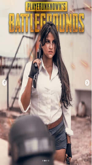 一位身穿戰鬥裝備的PUBG女性玩家，在廢墟城市中手持步槍。 — 9:16 壁紙