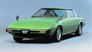 工作室燈光下的復古綠色萬事得RX-7跑車。