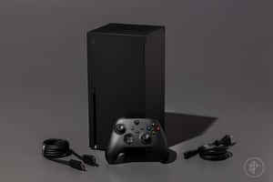 黑色 Xbox Series X 主機和手掣，附有電線，灰色背景。