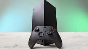 黑色 Xbox Series X 主機和控制器置於大理石表面上，帶漸變背景。