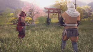 兩名武士戰士站在草地上，在櫻花下的鳥居附近面對面。