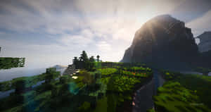 方塊狀的Minecraft世界，有綠色山丘、樹木，以及海邊的山脈，夕陽西下。 — 我的世界 壁紙