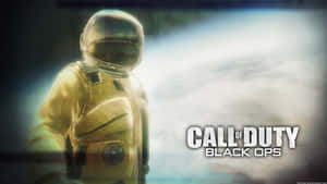 身穿金色裝甲的士兵站在多雲的天空中，帶有 Call of Duty Black Ops 文字。