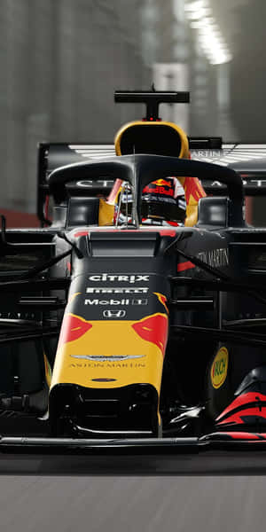 Red Bull Racing 一級方程式賽車在隧道中疾馳，車手清晰可見。