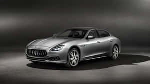 銀色瑪莎拉蒂 Quattroporte 豪華轎車在工作室中，帶有戲劇性燈光。