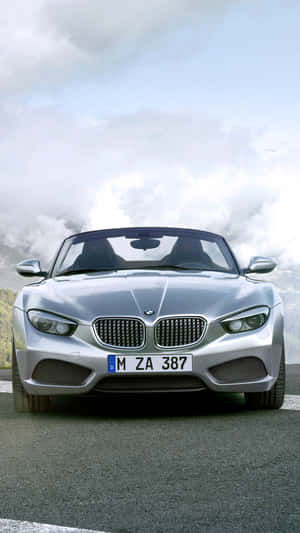 銀色BMW Z8開篷車在陰天下的山路上。