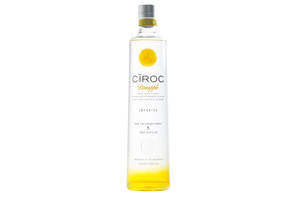 Ciroc菠蘿伏特加酒瓶，白色背景上帶黃色漸變底部