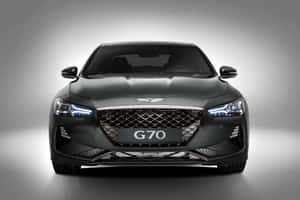 深綠色 Genesis G70 豪華轎車在工作室燈光下的正面視圖。