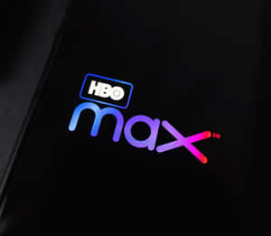 HBO Max 標誌顯示在智能手機屏幕上，帶有彩色漸變照明。