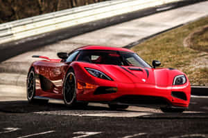 白天賽道上的紅色 Koenigsegg 超級跑車