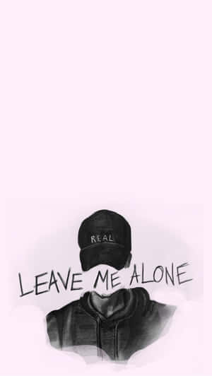 一個人戴著鴨舌帽和連帽衫，臉上橫跨著『LEAVE ME ALONE』字樣。