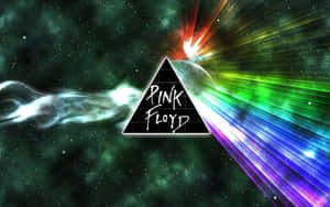 Pink Floyd標誌在金字塔中，背景為宇宙，帶有彩虹光束和星雲。