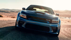 日落時分，藍色 Dodge Challenger SRT Hellcat 停泊在沙漠公路上。