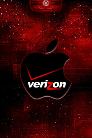 帶有Verizon文字的Apple標誌在帶有水珠的紅色電路板上。