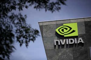 黃昏時分，石建築上嘅NVIDIA企業標誌，前景有樹枝。